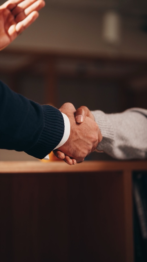 Échange entre deux collaborateurs KD Group